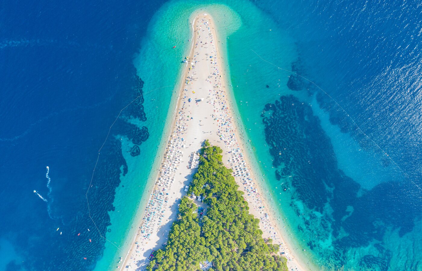 Luftaufnahme von Zlatni Rat mit Strand und blauem Meer